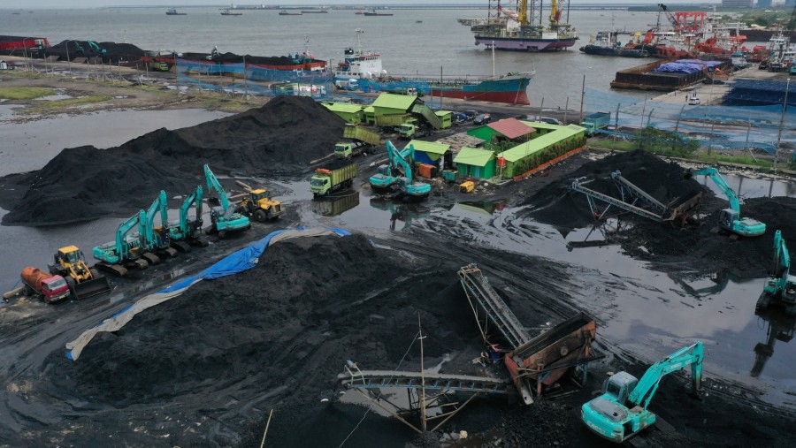 Tumpukan batu bara di Pelabuhan Karya Citra Nusantara (KCN) Marunda di Jakarta, Indonesia./Bloomberg-Dimas Ardian