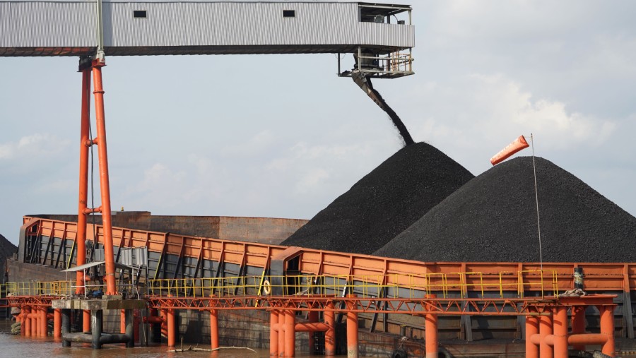 Batubara dimuat ke tongkang di terminal yang dioperasikan oleh PT Bara Kumala Sakti di Kutai Kartanegara, Kalimantan Timur./Bloomberg-Dimas Ardian