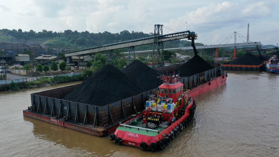 Batu bara dimuat ke tongkang di terminal yang dioperasikan oleh PT Bara Kumala Sakti di Kutai Kartanegara, Kalimantan Timur./Bloomberg-Dimas Ardian
