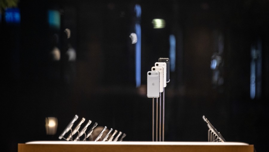 Etalase iPhone Air generasi pertama di jaringan ritel Apple di Barcelona, Spanyol. (Angel Garcia/Bloomberg)