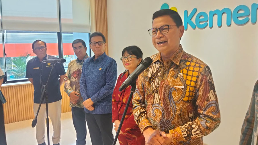 Menteri Kesehatan, Budi Gunadi Sadikin, Wamendikti Stella Christie dan Kepala BPOM, Taruna Ikrar, di Gedung Kemenkes, Jakarta Selatan, Rabu (08/07). (