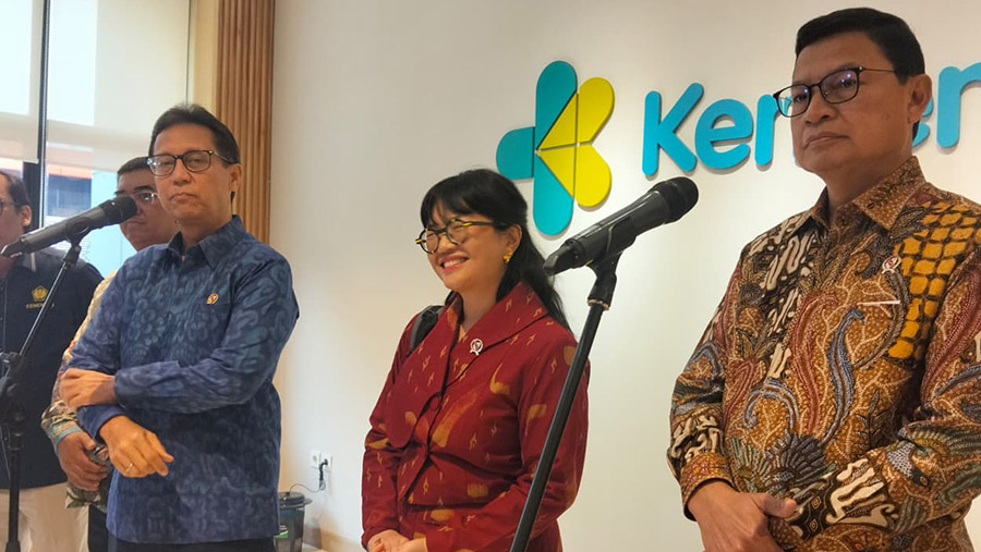 Menteri Kesehatan, Budi Gunadi Sadikin, Wamendikti Stella Christie dan Kepala BPOM, Taruna Ikrar, di Gedung Kemenkes, Jakarta Selatan, Rabu (08/07). (