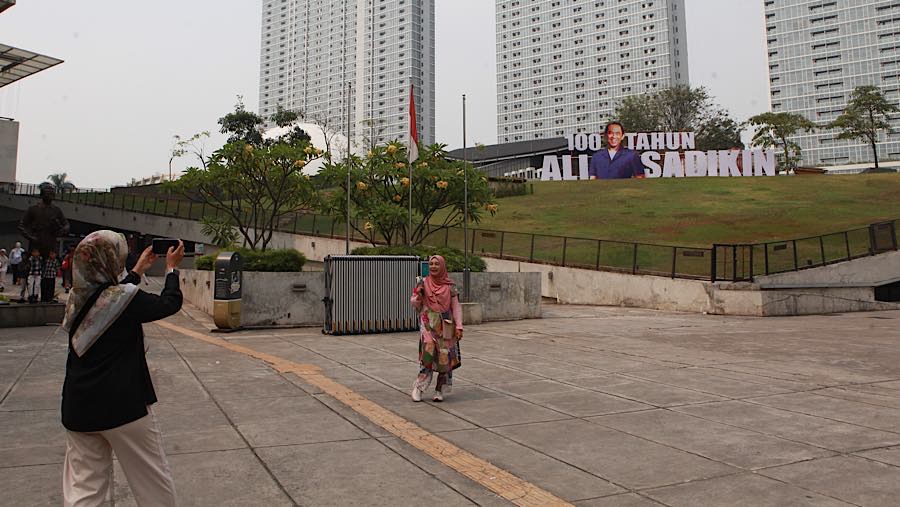 Pengunjung berfoto di Taman Ismail Marzuki, Jakarta, Rabu (8/7/2026).(Bloomberg Technoz/Andrean Kristianto)