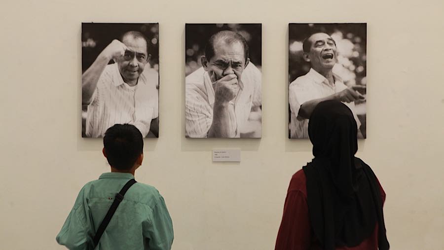 Pengunjung menghadiri Pameran Peringatan 100 tahun Ali Sadikin di Taman Ismail Marzuki, Rabu (8/7/2026). (Bloomberg Technoz/Andrean Kristianto)
