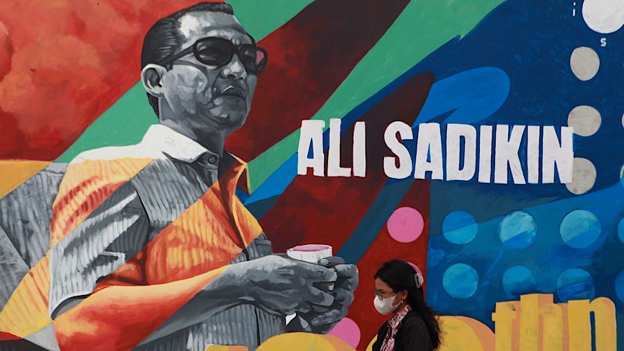 Pengunjung berjalan dengan latar mural Ali Sadikin di Taman Ismail Marzuki, Jakarta, Rabu (8/7/2026).(Bloomberg Technoz/Andrean Kristianto)