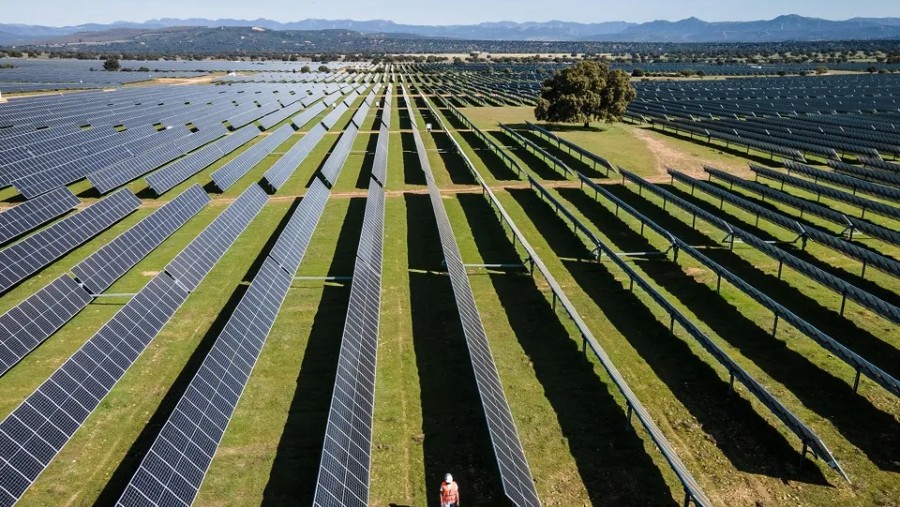 Sebuah ladang panel surya di dekat kota Badajoz di barat daya.Fotografer: Angel Garcia/Bloomberg