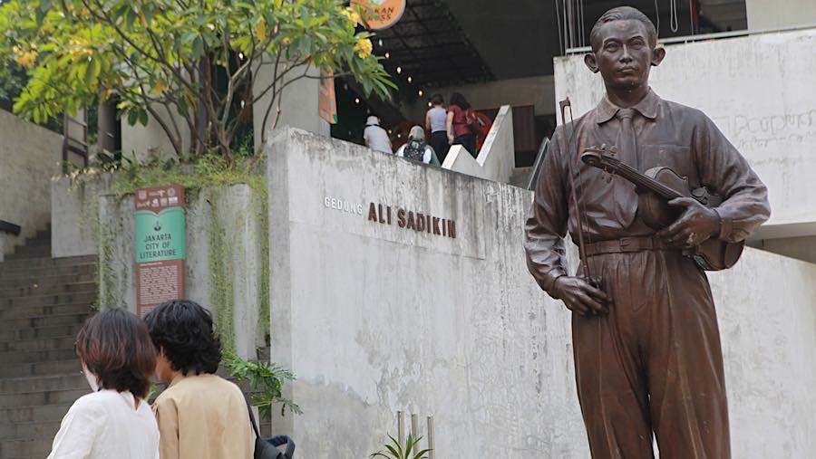 Pengunjung berjalan di Taman Ismail Marzuki, Jakarta, Rabu (8/7/2026).(Bloomberg Technoz/Andrean Kristianto)