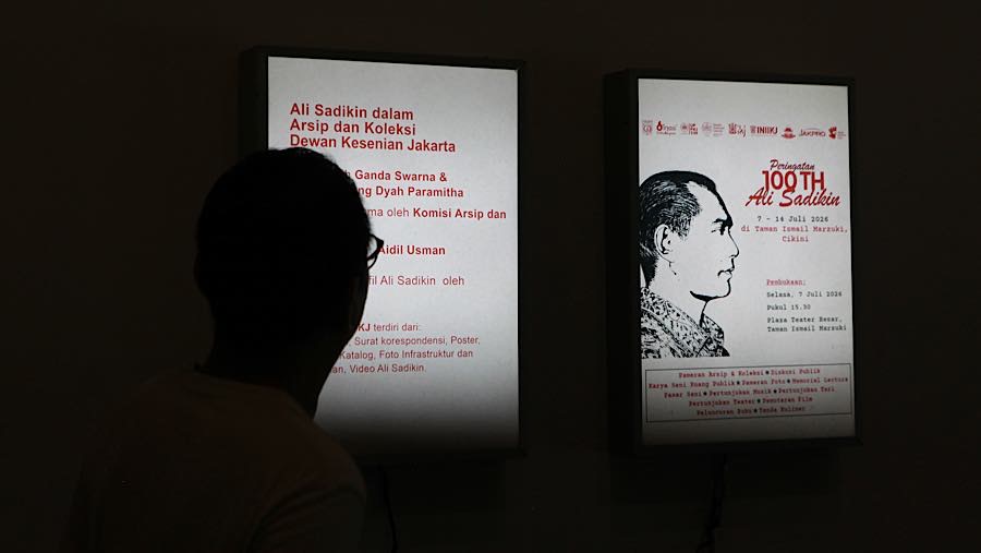 Pengunjung menghadiri Pameran Peringatan 100 tahun Ali Sadikin di Taman Ismail Marzuki, Rabu (8/7/2026). (Bloomberg Technoz/Andrean Kristianto)