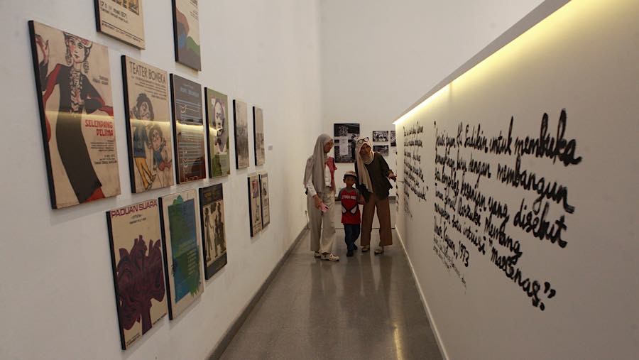 Pengunjung menghadiri Pameran Peringatan 100 tahun Ali Sadikin di Taman Ismail Marzuki, Rabu (8/7/2026). (Bloomberg Technoz/Andrean Kristianto)