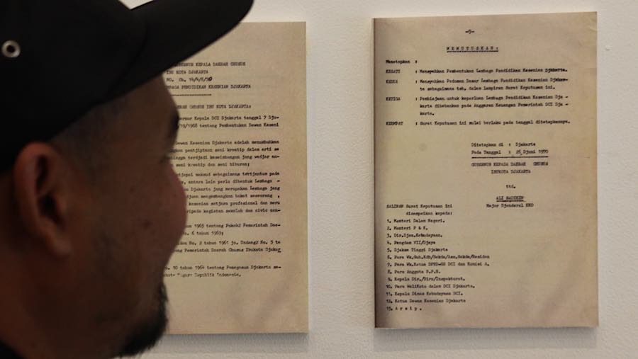Pengunjung menghadiri Pameran Peringatan 100 tahun Ali Sadikin di Taman Ismail Marzuki, Rabu (8/7/2026). (Bloomberg Technoz/Andrean Kristianto)