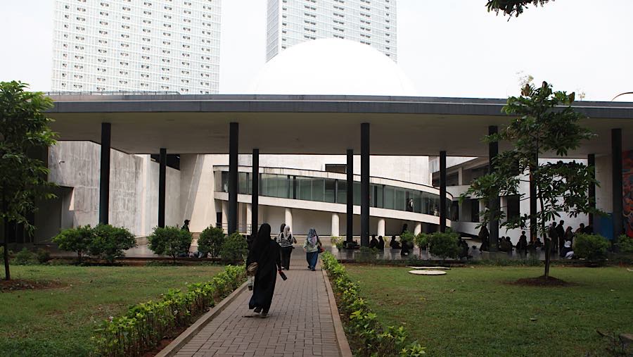 Pengunjung berjalan di Taman Ismail Marzuki, Jakarta, Rabu (8/7/2026).(Bloomberg Technoz/Andrean Kristianto)