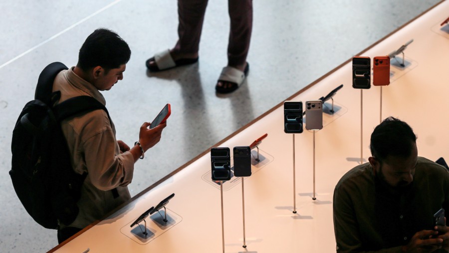 Pengujung mengecek seri iPhone 17 dari Apple di India. (Dhiraj Singh/Bloomberg)