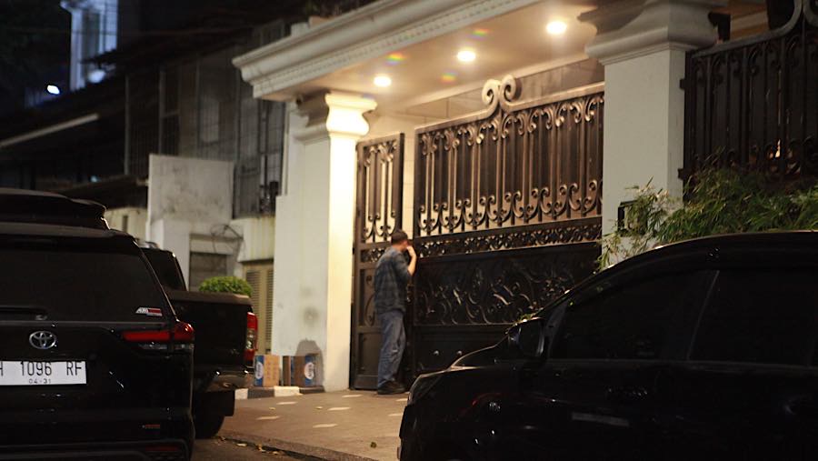 Suasana di sekitar kediaman Jampidsus Kejagung, Febrie Adriansyah, di Kebayoran Baru, Jakarta, Rabu (8/7/2026). (Bloomberg Technoz/Andrean Kristianto)