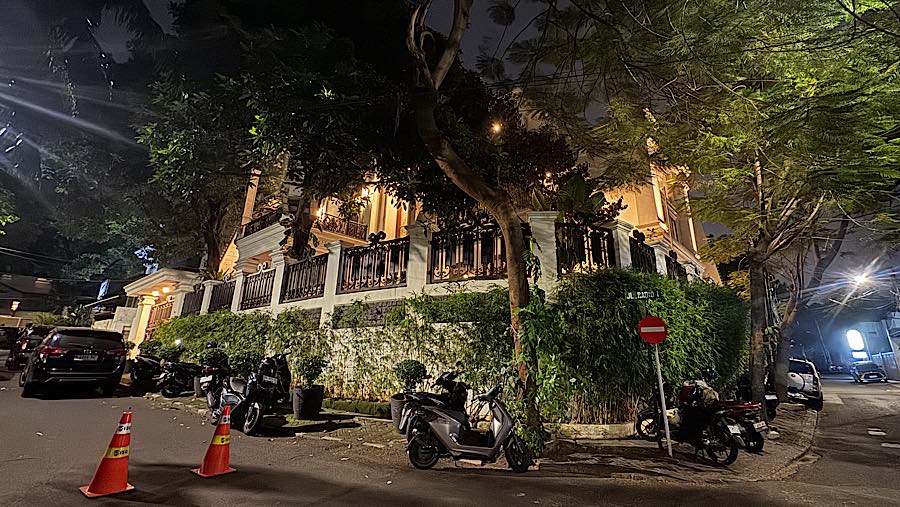 Suasana di sekitar kediaman Jampidsus Kejagung, Febrie Adriansyah, di Kebayoran Baru, Jakarta, Rabu (8/7/2026). (Bloomberg Technoz/Andrean Kristianto)