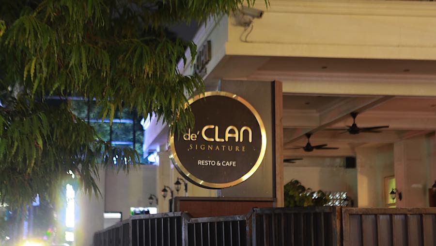 Suasana kafe de’Clan usai digeledah Tim penyidik Kortas Tipikor Polri di kawasan Cipete, Rabu (8/7/2026) (Bloomberg Technoz/Andrean Kristianto)