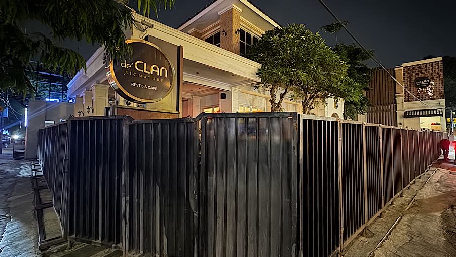 Suasana kafe de’Clan usai digeledah Tim penyidik Kortas Tipikor Polri di kawasan Cipete, Rabu (8/7/2026) (Bloomberg Technoz/Andrean Kristianto)