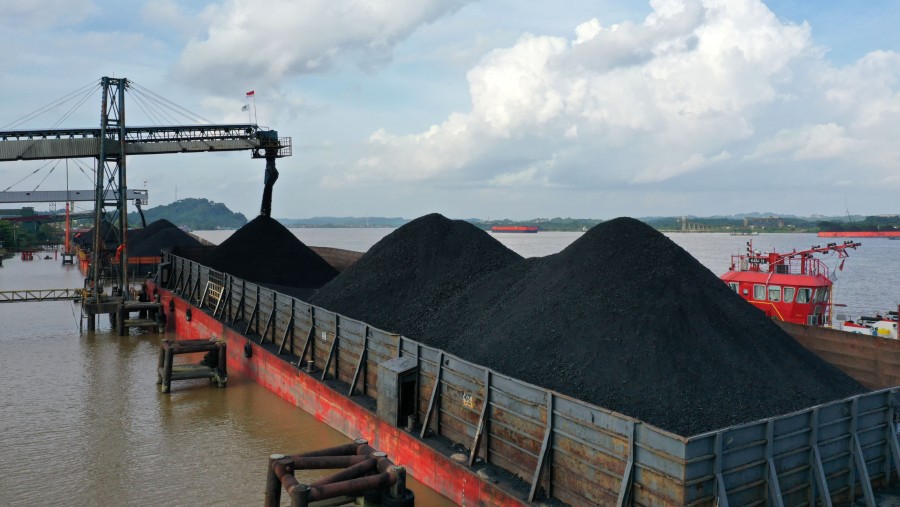 Batubara dimuat ke tongkang di terminal yang dioperasikan oleh PT Bara Kumala Sakti di Kutai Kartanegara, Kalimantan Timur./Bloomberg-Dimas Ardian