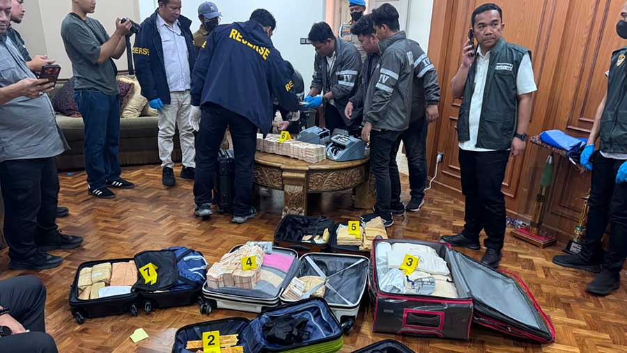 Polisi menggeledah salah satu rumah di Sentul, Bogor, terkait kasus korupsi di PLN, Asabri, dan Krakatau Steel. (Dok. Istimewa)