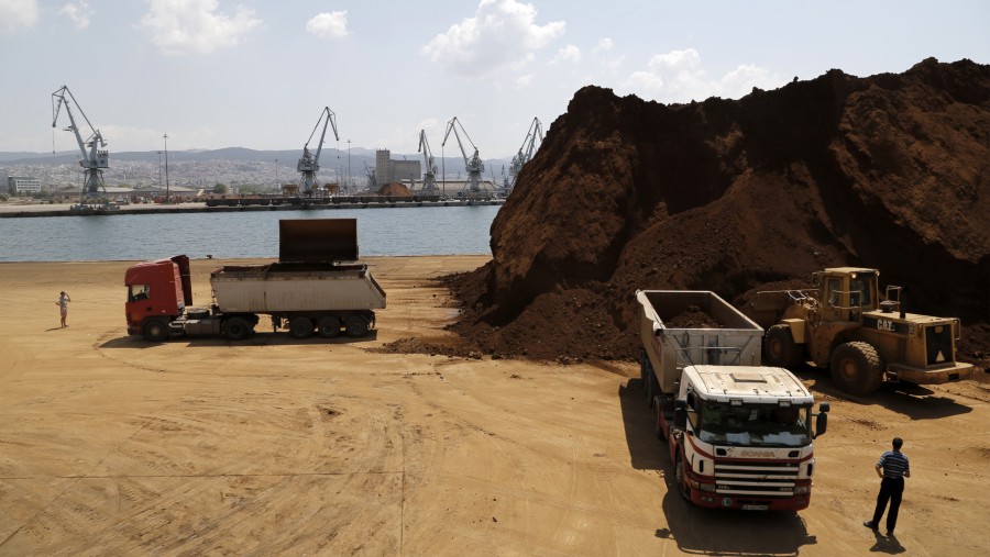 Ekskavator memuat truk dengan bijih nikel mentah di dermaga pelabuhan Thessaloniki./Bloomberg-Konstantinos Tsakalidis