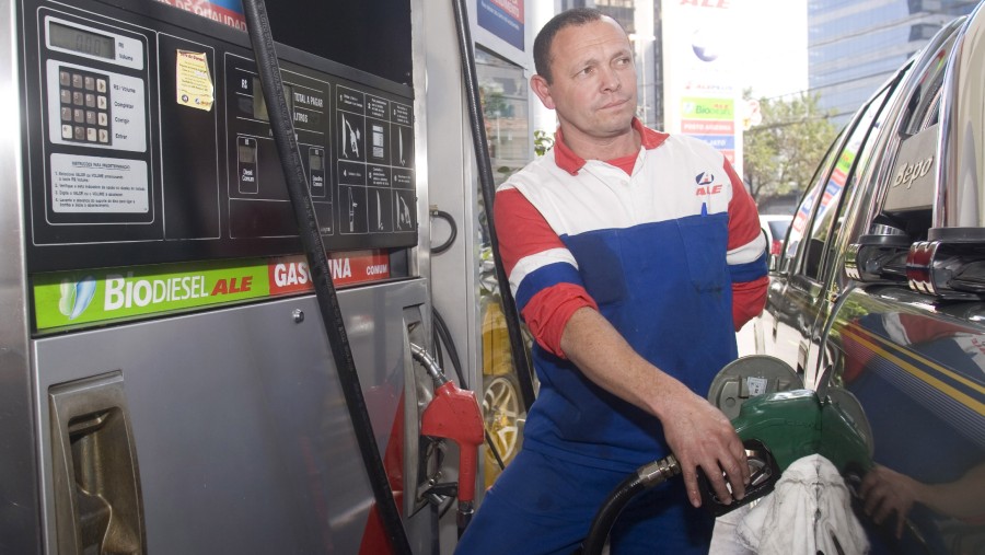 Seorang petugas SPBU ALE mengisi bahan bakar biodiesel ke sebuah kendaraan di Sao Paulo, Brasil./Bloomberg-Marcos Issa