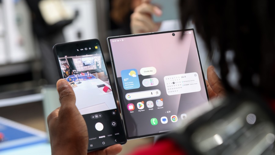 Ponsel lipat dari Samsung, Galaxy Z Fold 8, akan rilis lebih dulu dibandingkan iPhone lipat milik Apple. dok: Bloomberg
