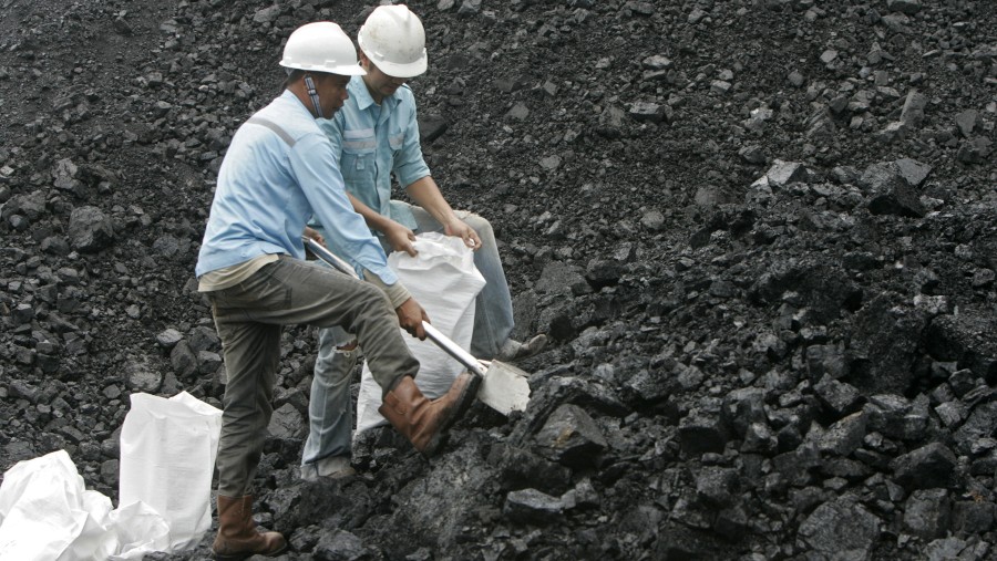 Pekerja mengumpulkan sampel batubara dari timbunan di operasi PT Exploitasi Energi Indonesia di Asam-Asam, Kalimantan Selatan./Bloomberg-Dadang Tri