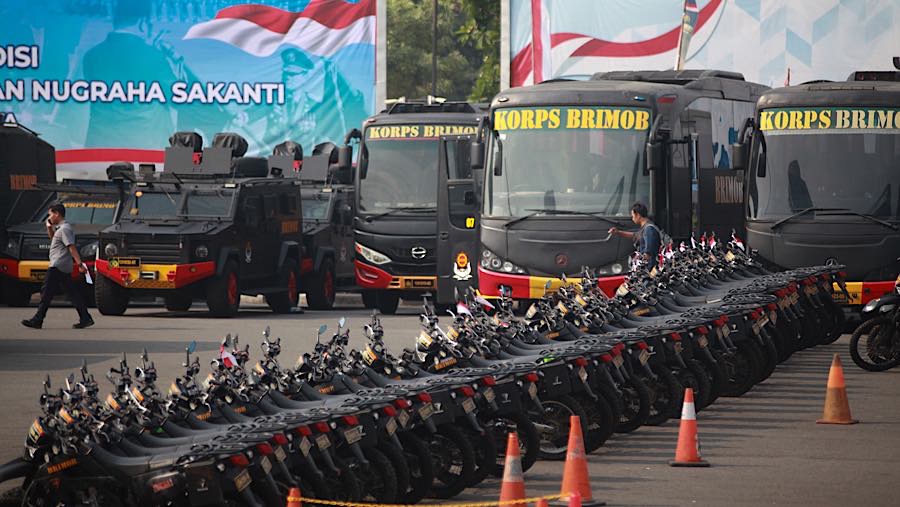 Sejumlah personel Brigade Mobile (Brimob) disiagakan di berbagai titik di lingkungan Polda Metro Jaya. (Bloomberg Technoz/Andrean Kristianto)