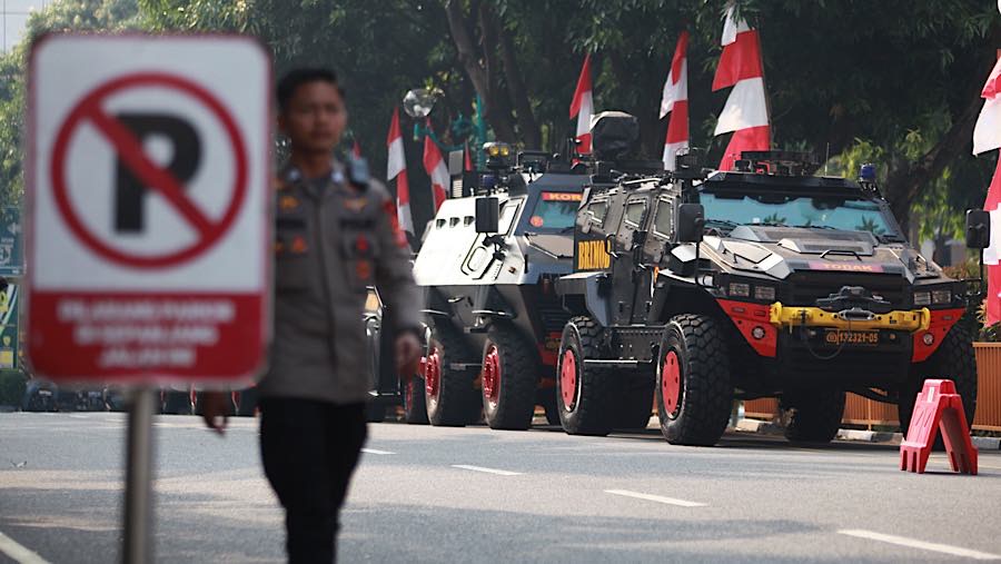 Sejumlah kendaraan taktis (rantis) juga ditempatkan di Lapangan Presisi Polda Metro Jaya sebagai bagian dari pengamanan.