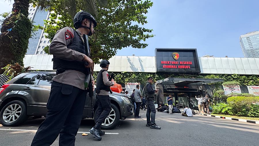 Personel Brimob berjaga di depan Direktorat Reserse Kriminal Khusus di Polda Metro Jaya, Jakarta, Kamis (9/7/2026). (Bloomberg Technoz/Andrean K)