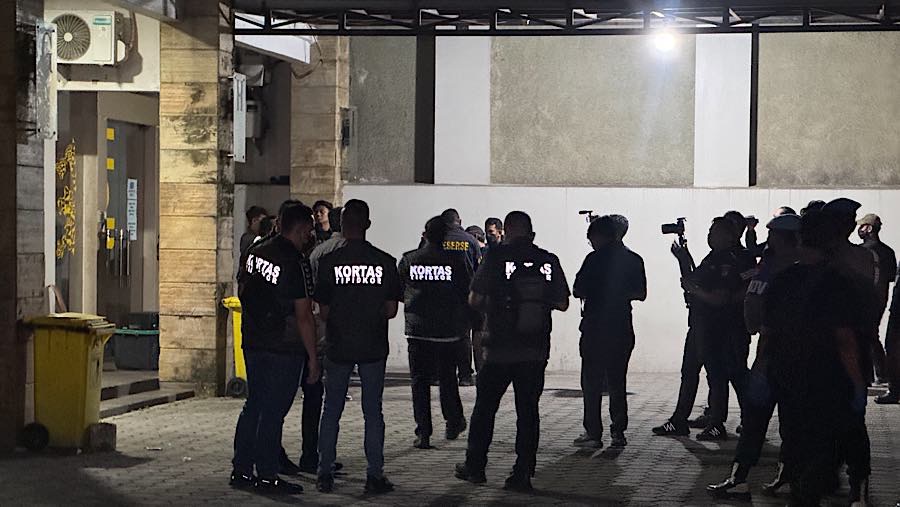 Saat melakukan penggeledahan polisi membuka paksa ruko tiga lantai itu dengan memutuskan rantai menggunakan gerinda. (Bloomberg Technoz/Andrean K)