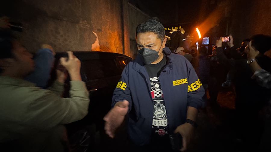 Penyidik Kortastipidkor Polri bersama anggota Polda Metro Jaya tiba di lokasi pada pukul 23.10 WIB. (Bloomberg Technoz/Andrean Kristianto)