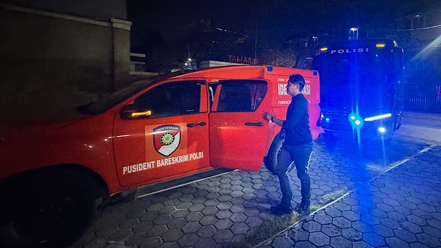 Tim gabungan Polri tiba di salah satu ruko di Jalan Asem II, Cipete, Jakarta, Kamis (9/7/2026). (Bloomberg Technoz/Andrean Kristianto)