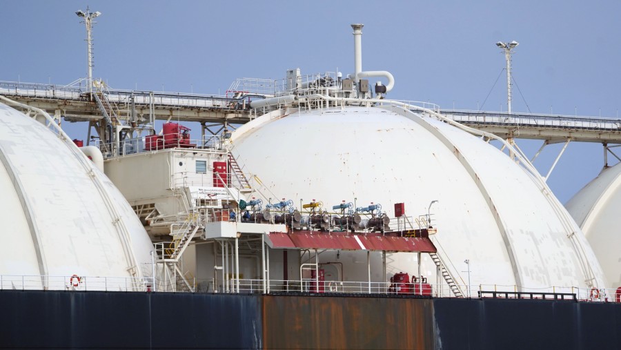 Kapal tanker gas alam cair LNG Aquarius di lepas pantai Laut Jawa di Jakarta, Indonesia./Bloomberg-Dimas Ardian