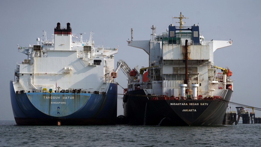 Penyimpanan dan regasifikasi terapung LNG Wartsila Oyj Nusantara Regas Satu dan kapal tanker LNG Tangguh Batur di lepas pantai Laut Jawa./Bloomberg