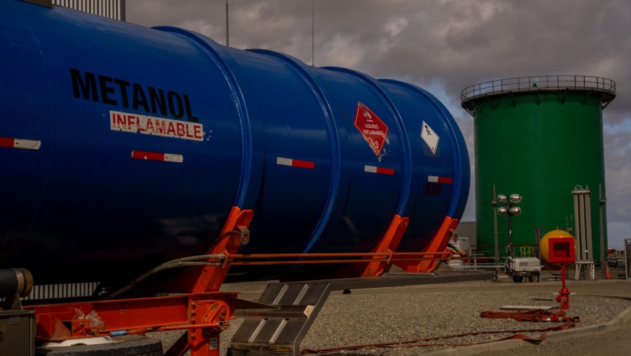 Tangki penyimpanan metanol sementara di Pabrik Demonstrasi Highly Innovative Fuels (HIF) Global Haru Oni di Punta Arenas, Chili./Bloomberg-Tamara M.