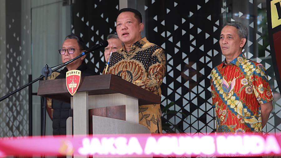 Jampidsus, Febrie Adriansyah memberikan keterangan pers di Kejagung, Jumat (10/7/2026). (Bloomberg Technoz/Andrean Kristianto)