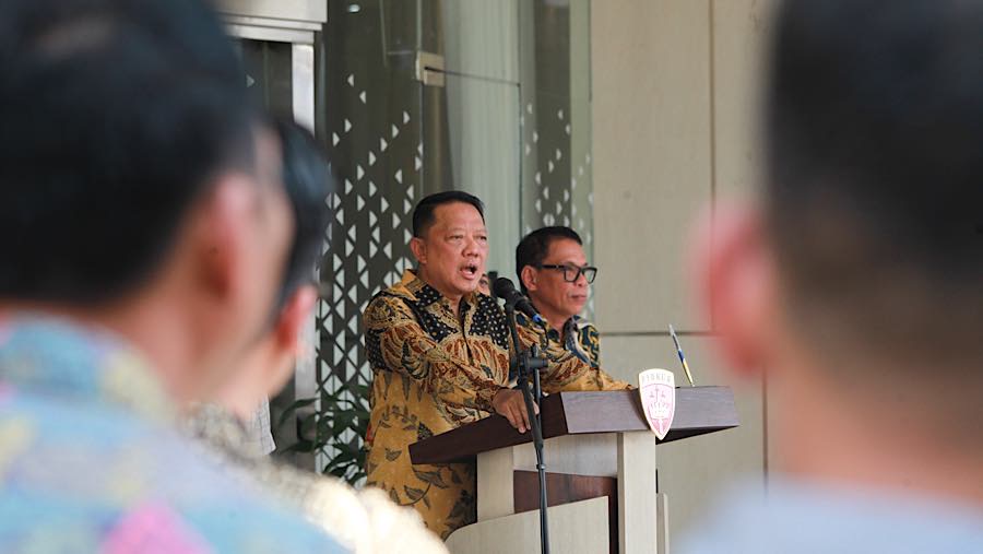 Jampidsus, Febrie Adriansyah memberikan keterangan pers di Kejagung, Jumat (10/7/2026). (Bloomberg Technoz/Andrean Kristianto)