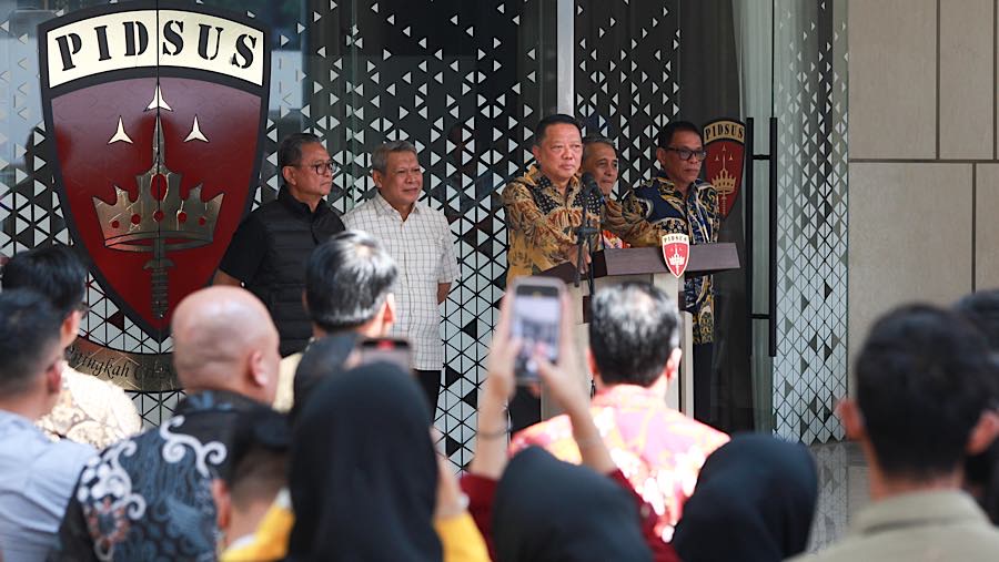 Jampidsus, Febrie Adriansyah memberikan keterangan pers di Kejagung, Jumat (10/7/2026). (Bloomberg Technoz/Andrean Kristianto)