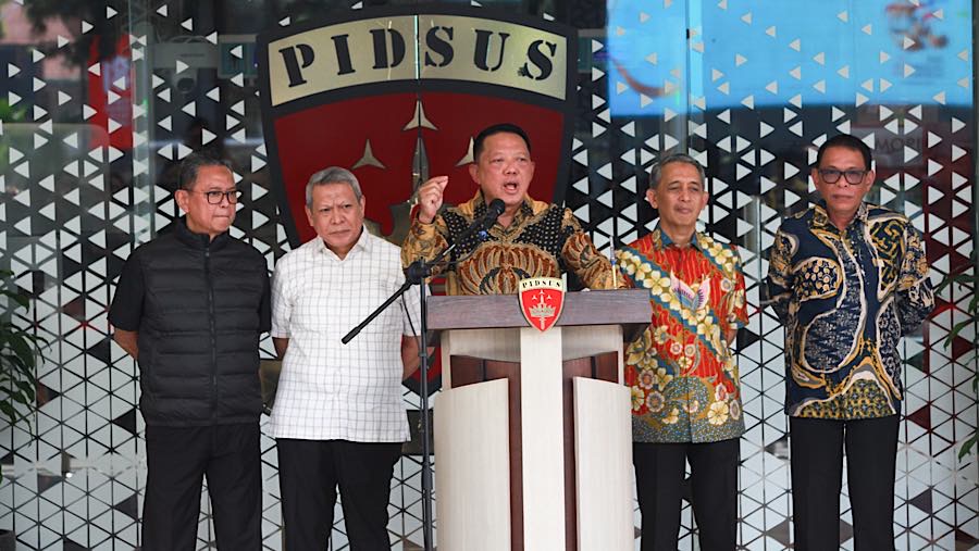 Jampidsus, Febrie Adriansyah memberikan keterangan pers di Kejagung, Jumat (10/7/2026). (Bloomberg Technoz/Andrean Kristianto)