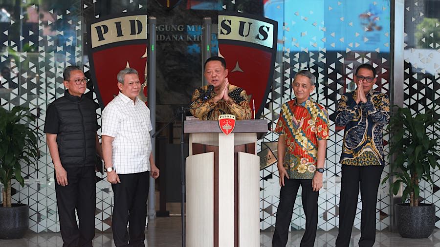 Jampidsus, Febrie Adriansyah memberikan keterangan pers di Kejagung, Jumat (10/7/2026). (Bloomberg Technoz/Andrean Kristianto)