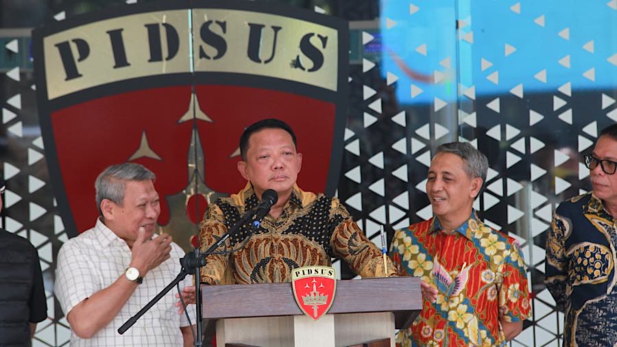 Jampidsus, Febrie Adriansyah memberikan keterangan pers di Kejagung, Jumat (10/7/2026). (Bloomberg Technoz/Andrean Kristianto)