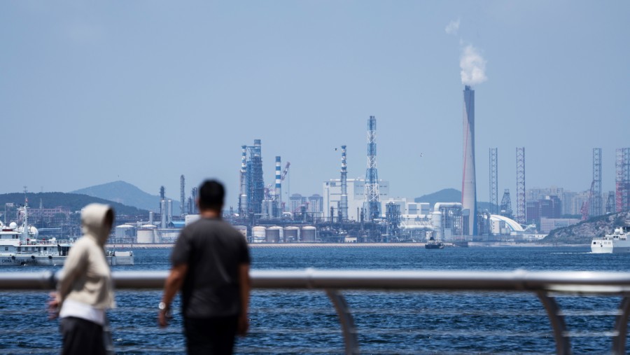 Kompleks industri petrokimia di tepi pantai di Dalian, China. (Qilai Shen/Bloomberg)