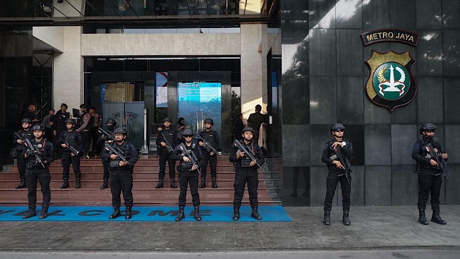 Brimob berjaga jelang konferensi pers perkembangan penyidikan diGedung Promoter Polda Metro Jaya, Jumat (10/7/2026). (Bloomberg Technoz/Andrean K)