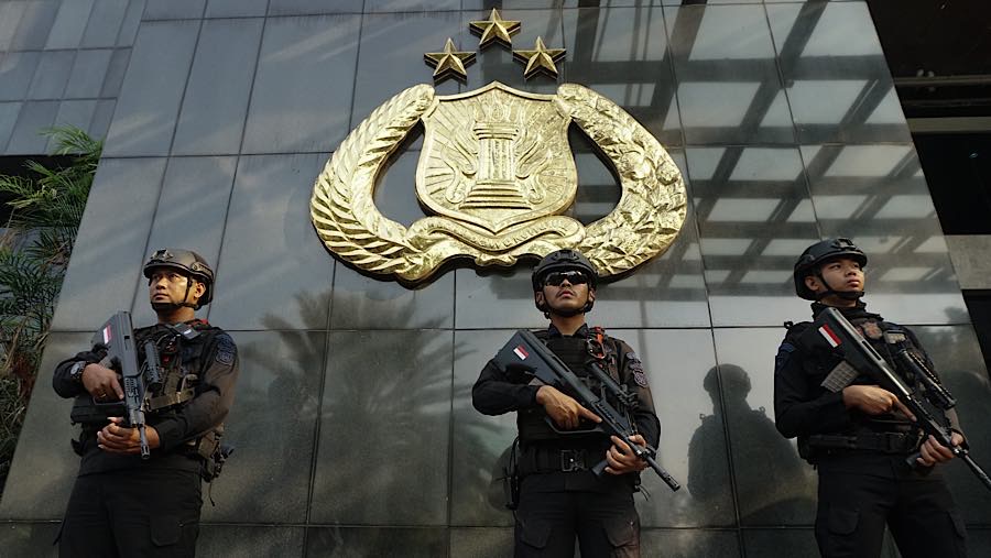 Brimob berjaga jelang konferensi pers perkembangan penyidikan di Gedung Promoter Polda Metro Jaya, Jumat (10/7/2026). (Bloomberg Technoz/Andrean K)