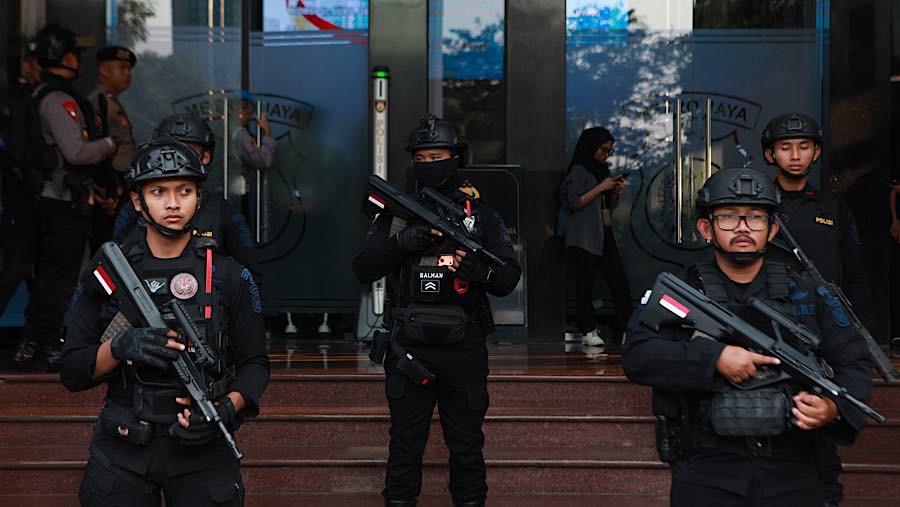 Brimob berjaga jelang konferensi pers perkembangan penyidikan diGedung Promoter Polda Metro Jaya, Jumat (10/7/2026). (Bloomberg Technoz/Andrean K)