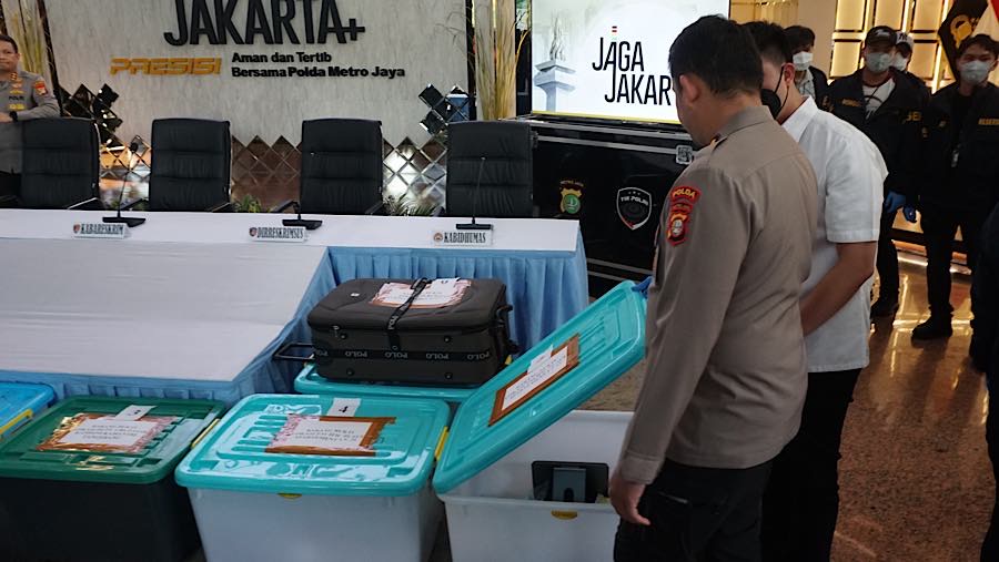 Petugas mempersiapkan barang bukti jelang konferensi pers perkembangan penyidikan di Polda Metro Jaya, Jumat (10/7/2026) (Bloomberg Technoz/Andrean K)