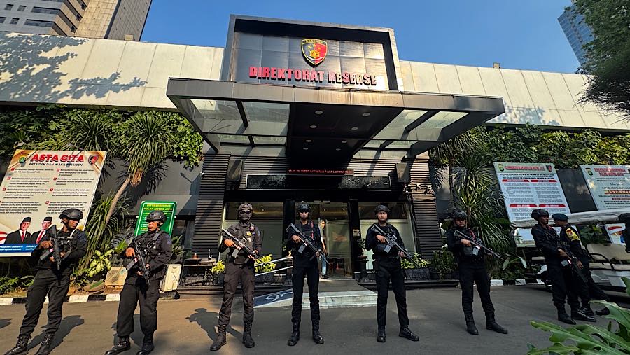 Brimob berjaga jelang konferensi pers perkembangan penyidikan di Ditreskrimsus Polda Metro Jaya, Jumat (10/7/2026). (Bloomberg Technoz/Andrean K)