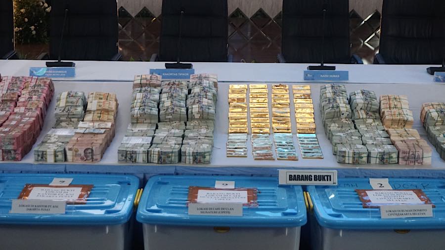 Dalam konfrensi pers tersebut dipamerkan barang bukti emas batangan dari hasil penggeledahan. (Bloomberg Technoz/Andrean Kristianto)