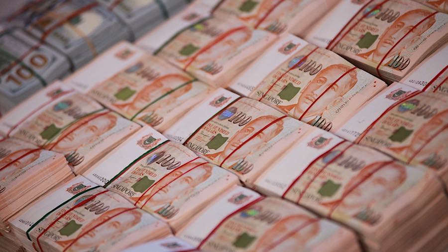 Selain emas batangan juga ditampilkam sejumlah barang bukti berupa mata uang asing yang juga hasil dari penggeledahan. (Bloomberg Technoz/Andrean K)