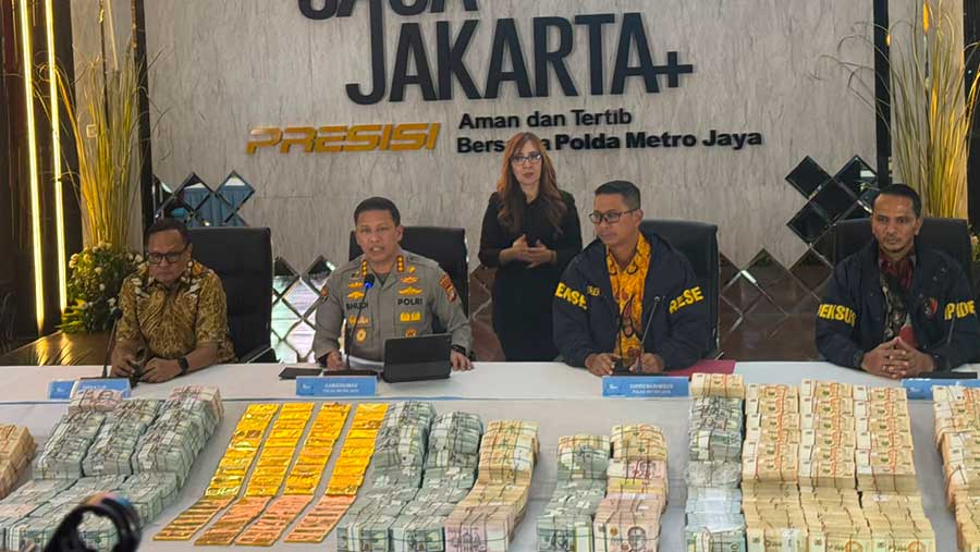 Konfrensi pers terkait perkembangan penyidikan tiga kasus besar di Polda Metro Jaya, Jumat (10/7/2026). (Bloomberg Technoz/Andrean K)